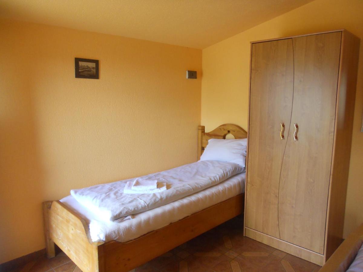 Pension, Camping&Biker Station zur Deutschen Eiche Ciocanesti Exterior foto